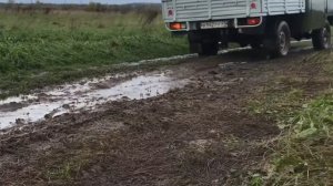 Уаз фермер в грязи по полю везёт 1000кг груза