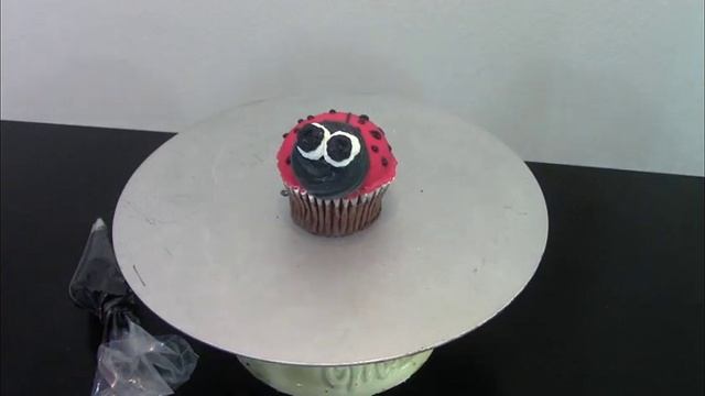 Lady Bug Cup Cakes in Butter Cream- Cake Decorating- How To смотреть онлайн