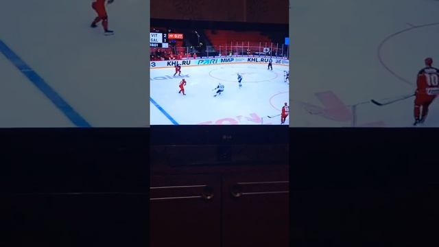 Витязь Салават Юлаев 3:1 Витязь забрасывает шайбу в большинстве!!! смотреть онлайн