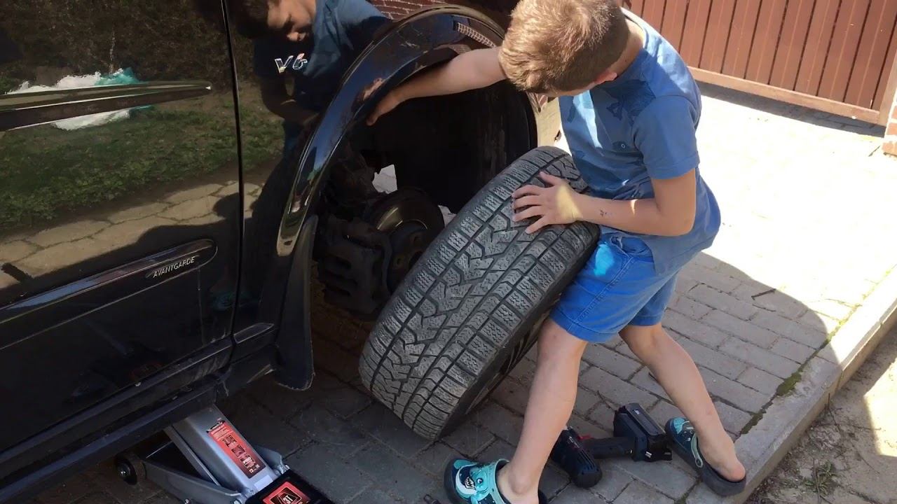 Кристиан меняет колёса - Mercedes Viano