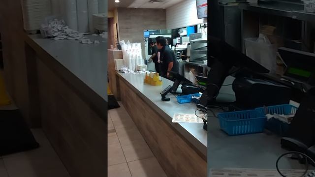 crackhead freakout at Burger King 👑 смотреть онлайн