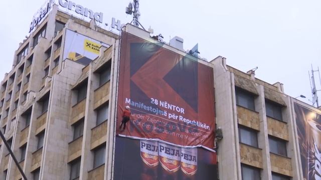 Opozita shpalos panon e manifestimit ne Hotel Grand - 26.11.2015 - Klan Kosova смотреть онлайн