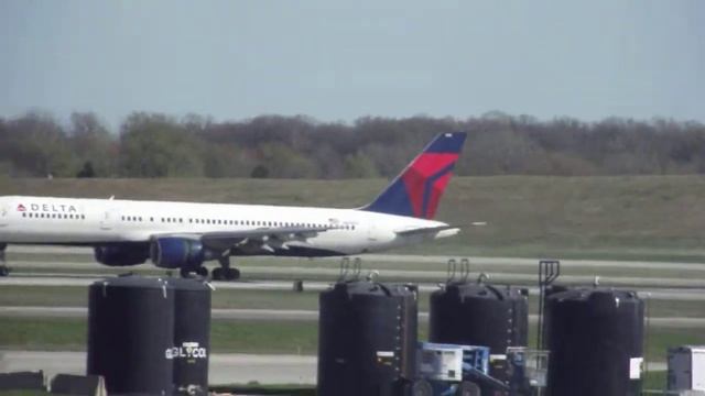 Delta 757-200 Landing Detroit Metro смотреть онлайн