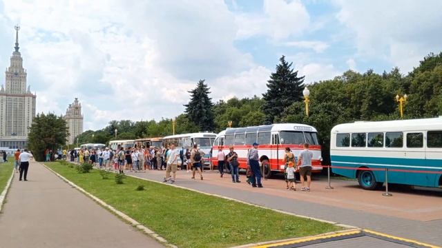 Музей транспорта Москвы проводит фестиваль «Ретрорейс» на Воробьевых горах смотреть онлайн