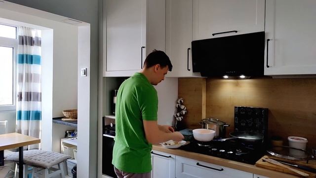 Папа готовит борщ || В тесноте, да не в обиде смотреть онлайн