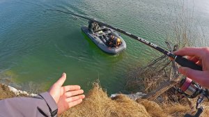 Щука схватилась зубами за ветку!? КРУПНЯК тащит в яму! Рыбалка на спиннинг