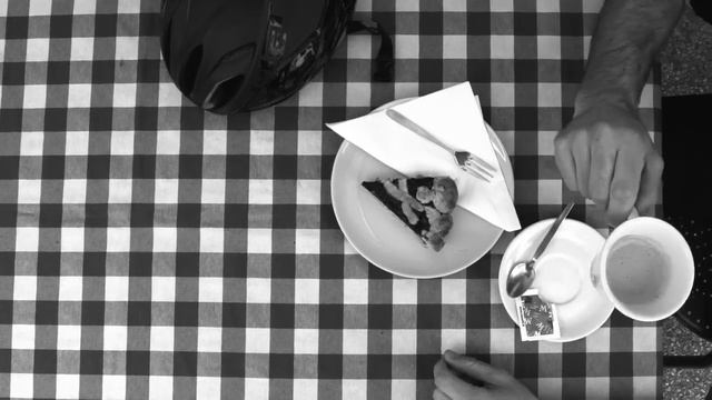 MET HELMET WE ARE ITALIANS. смотреть онлайн