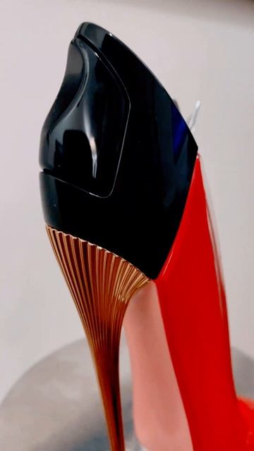 Carolina Herrera’s Very Good Girl perfume смотреть онлайн