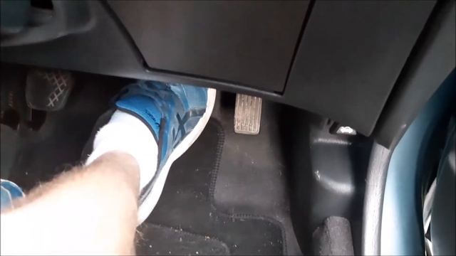 bleeding the back Brakes on a ROVER 45 смотреть онлайн