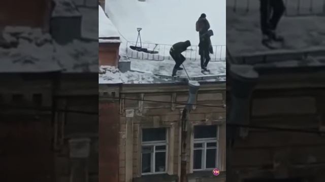 Чистка крыш по питерски