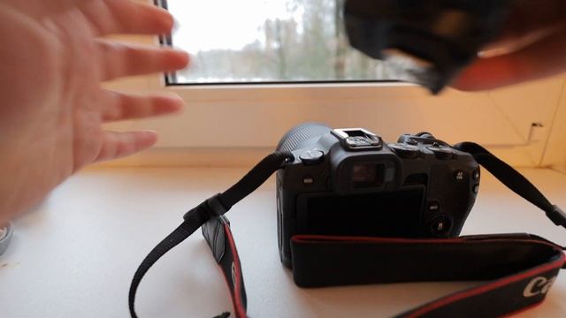 Canon R8. Подключение вспышки Canon 580EXII без переходника и работа подсветки автофокуса.