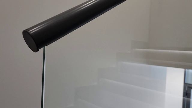 Архитектурная работа со светом перегородки и лестничное ограждение из стекла смотреть онлайн