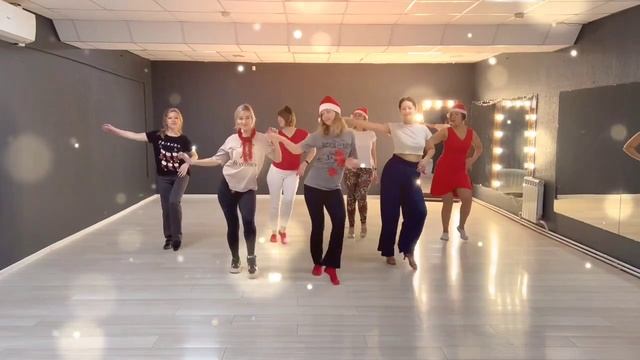 Новогодняя сальса #2 от Кати Орешкиной. Занятие 16.12.2023 смотреть онлайн