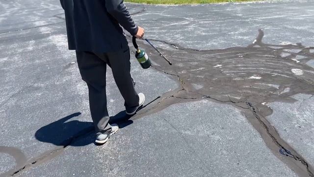 Filling Driveway Cracks W/ The RynoWorx RY10 Crack Filler смотреть онлайн