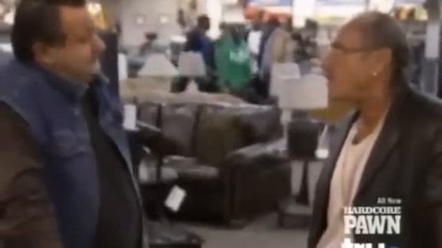 Intimidating guy trying tell sell a jacket (Hardcore Pawn) смотреть онлайн