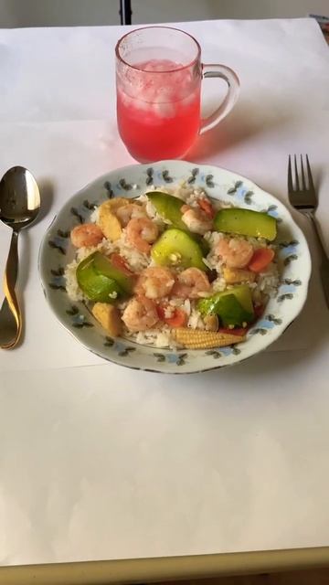 Beautiful dinner🍲stirred fried shrimp🍤cucumber🥒rice🍚 смотреть онлайн