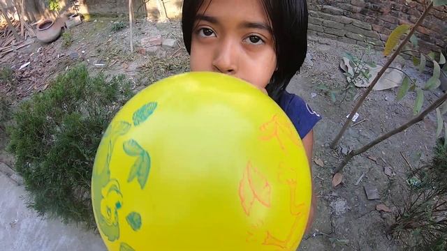 outdoor fun with Monty Balloon || Smart Girl Popping Balloons and learn colors for kids #17 смотреть онлайн