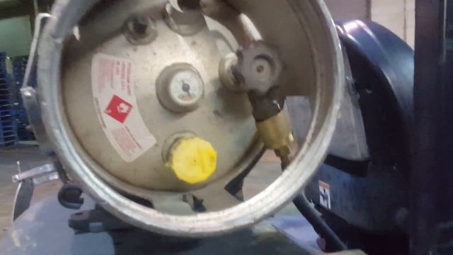 Changing Forklift Propane Tank смотреть онлайн