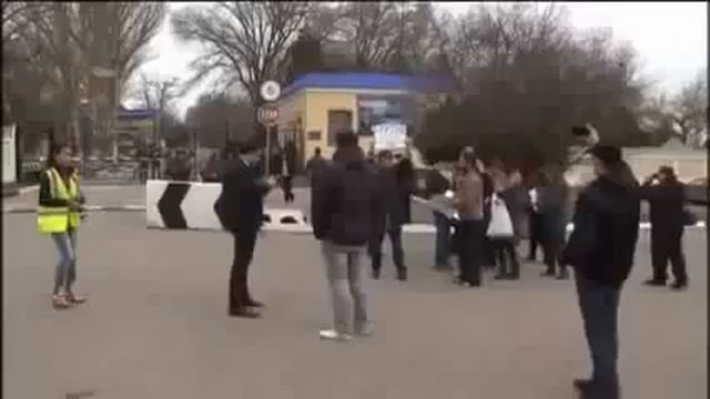 Россиийские войска покидают Крым смотреть онлайн