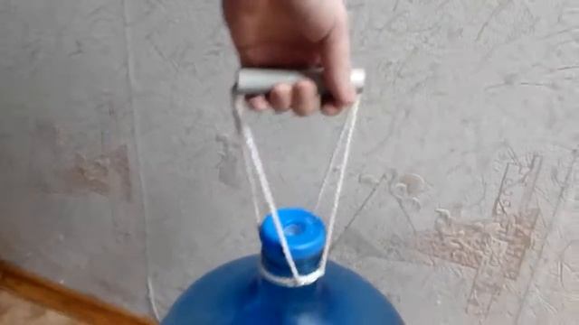 Ручка для переноса бутылки 18,9 л - в действии
