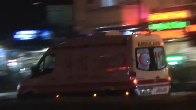 Brandweer en ambulances met spoed in Istanboel Turkije смотреть онлайн