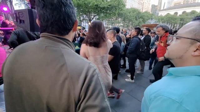 🕺🏾Fifth Ave Walk + Dance Party: Greatest Salsa Hits × Santiago y la Orquesta, Bryant Park NYC LIVE смотреть онлайн