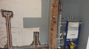 разводка труб водоснабжения и канализации по сан узлу в штрабе