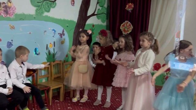 Международный женский день 8 марта старшая группа