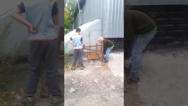 Бомжи дети!!! СТРОЯТ ДОМ смотреть онлайн