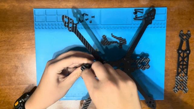 Збірка fpv-камікадзе 7”. Частина 1. Детальна збірка рами та встановлення польотного контроллера. смотреть онлайн