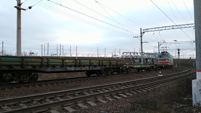 Электровоз ВЛ10-1113, перегон Нарвская - Предпортовая, г.СПб, 06.12.2020г. смотреть онлайн