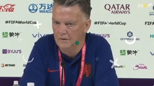 Louis van Gaal hugs young journalist after being touched by his 'question' in press conference смотреть онлайн