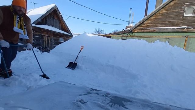 Залипательное видео: полуторачасовая уборка снега у бабушки превратилась в захватывающие 10 минут смотреть онлайн