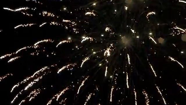 В День Победы благовещенцы увидели салют и парусную ... смотреть онлайн