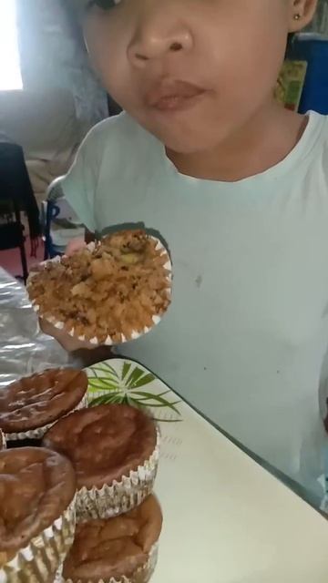 Eating Freshly Baked Banana Muffin! A Daughter's Reaction To Her Mom's Goodies! #Shorts |Pherl TV смотреть онлайн