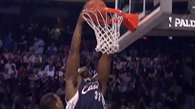Shaq Kisses Tracy McGrady on the Head 😅 смотреть онлайн