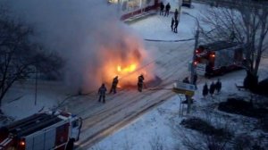 Пожарные тушат горящую машину