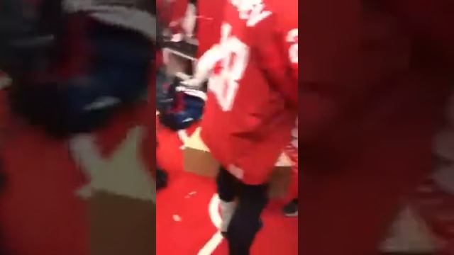 Сборная по хоккею после победы празднуют! Заслужили! ) смотреть онлайн