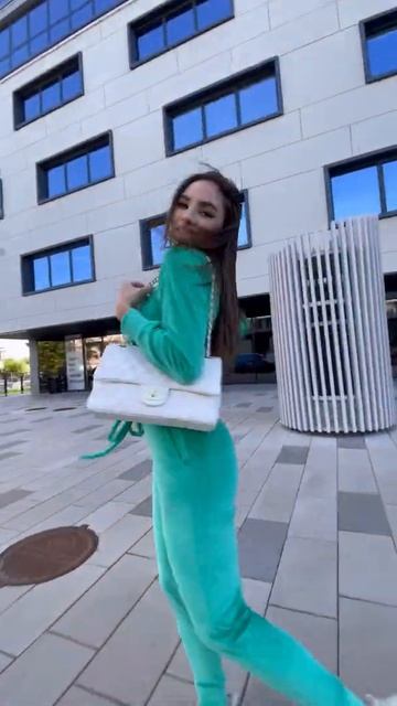 КОМФОРТНЫЙ БАРХАТНЫЙ КОСТЮМ В ЗЕЛЁНОМ ЦВЕТЕ BEREZKA SHOP смотреть онлайн