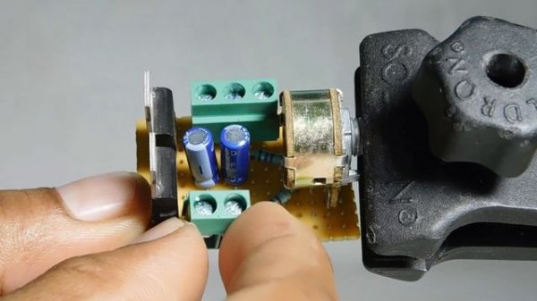 Powerful Dual LED Flasher Circuit With Speed Control Using TIP122 Transistor