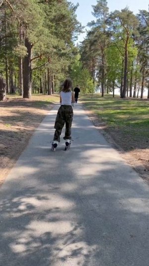 ева маш катается  на роликах