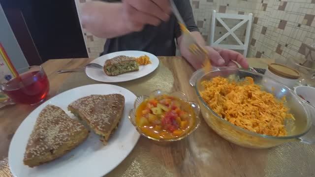 ВЛОГ_ВСЕ ТАКИ Я НЕ ЗРЯ ВЕДУ КАНАЛ_ВЫ СПРАШИВАЛИ Я ОТВЕЧАЮ_Я ПЕКУ ПИРОГ С КОНСЕРВОЙ_МУЖ ГОТОВИТ САЛАТ