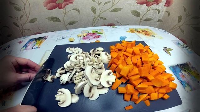 Индейка с тыквой и грибами на сковороде: простое и вкусное блюдо!