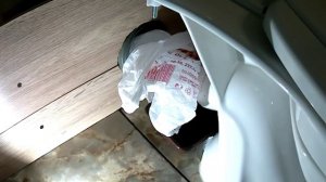 Потекло соединение  унитаза с трубой канализации.