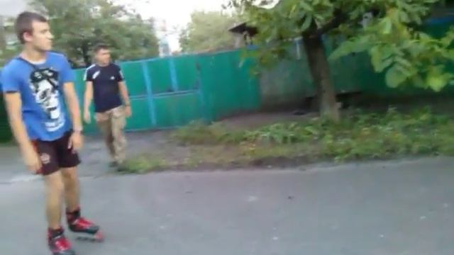 Учим Сашу кататься на роликах🙈 смотреть онлайн