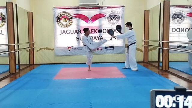 ACHMAD RAFA AL GHIFAHRI - JAGUAR TAEKWONDO SURABAYA - SPEED KICKING смотреть онлайн
