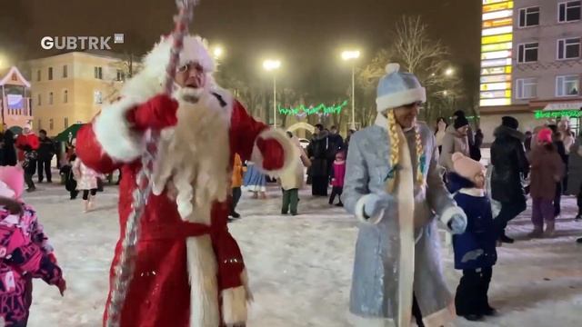 В Губкине открыли череду новогодних мероприятий и зажгли главную ёлку города смотреть онлайн