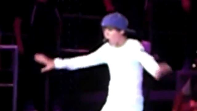 Justin Bieber Sing One Less Lonely Girl In Des Moines, IA смотреть онлайн