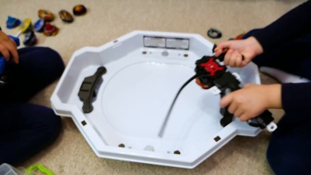 КТО ИГРАЕТ В БЕЙБЛЭЙД ПОКА ЭДИК В ШКОЛЕ Sis VS Sis BeyBlade Burst смотреть онлайн
