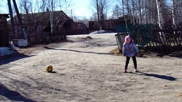 Май. Двор. Футбол. Дед. Пинаем мяч. смотреть онлайн